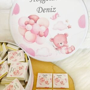80 Adet+200 Gr Drajeli Pembe Bulutta Ayıcık Temalı İsme Özel Hoşgeldin Kız Bebek Hediyelik Çikolata