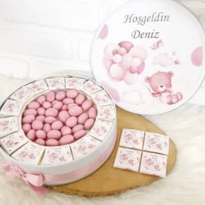 100 Adet+200 Gr Drajeli Pembe Bulutta Ayıcık Temalı İsme Özel Hoşgeldin Kız Bebek Hediyelik Çikolata