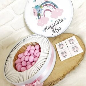 80 Adet+200 Gr Drajeli Pembe Çiçekli Gökkuşağı Temalı İsme Özel Hoşgeldin Kız Bebek Hediyelik Çikolata