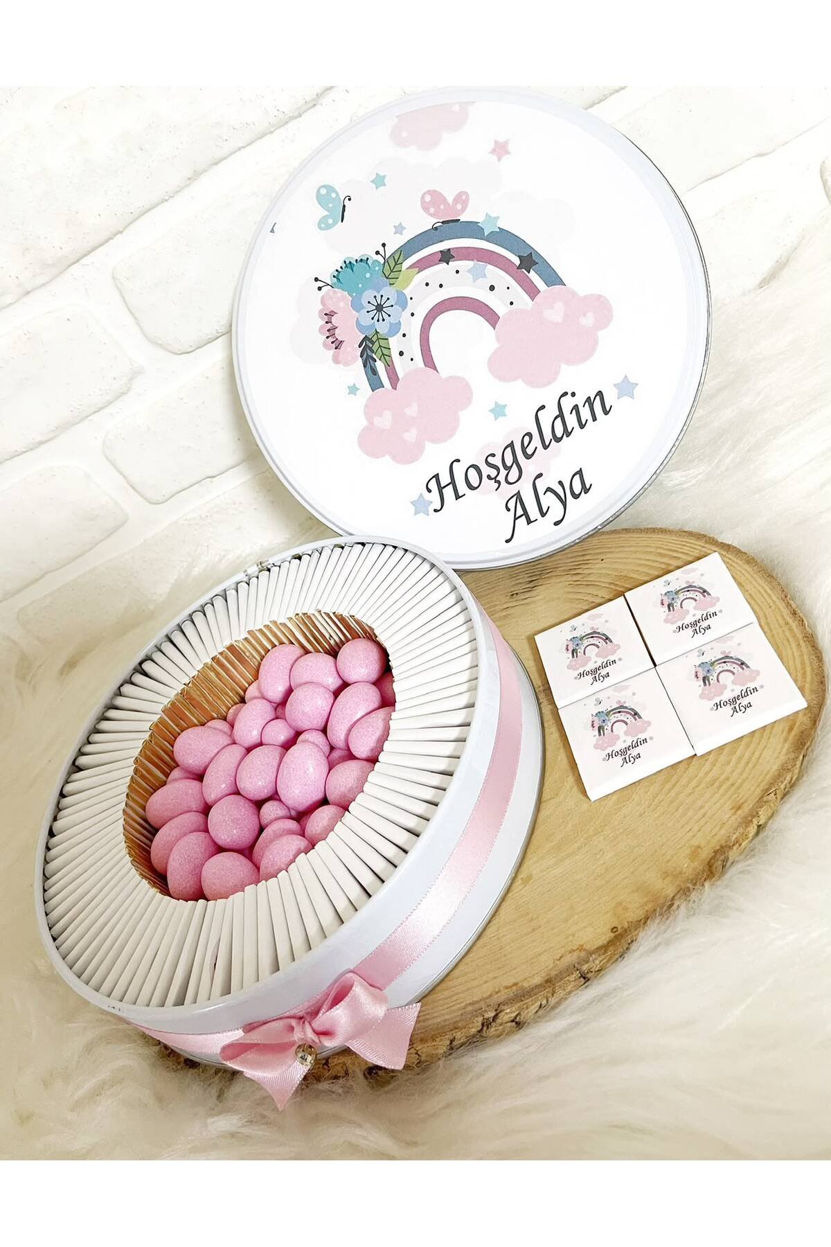 80 Adet+200 Gr Drajeli Pembe Çiçekli Gökkuşağı Temalı İsme Özel Hoşgeldin Kız Bebek Hediyelik Çikolata