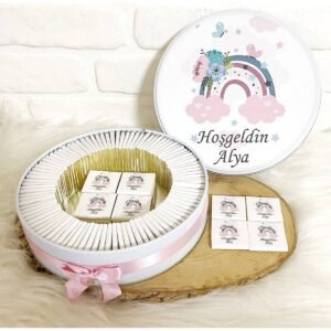 80 Adet Pembe Çiçekli Gökkuşağı Temalı İsme Özel Hoşgeldin Kız Bebek Hediyelik Çikolata
