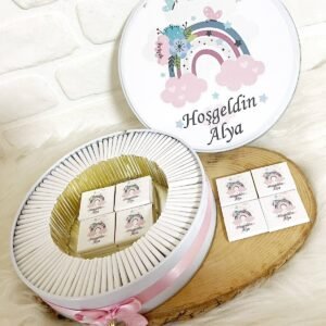100 Adet Pembe Çiçekli Gökkuşağı Temalı İsme Özel Hoşgeldin Kız Bebek Hediyelik Çikolata