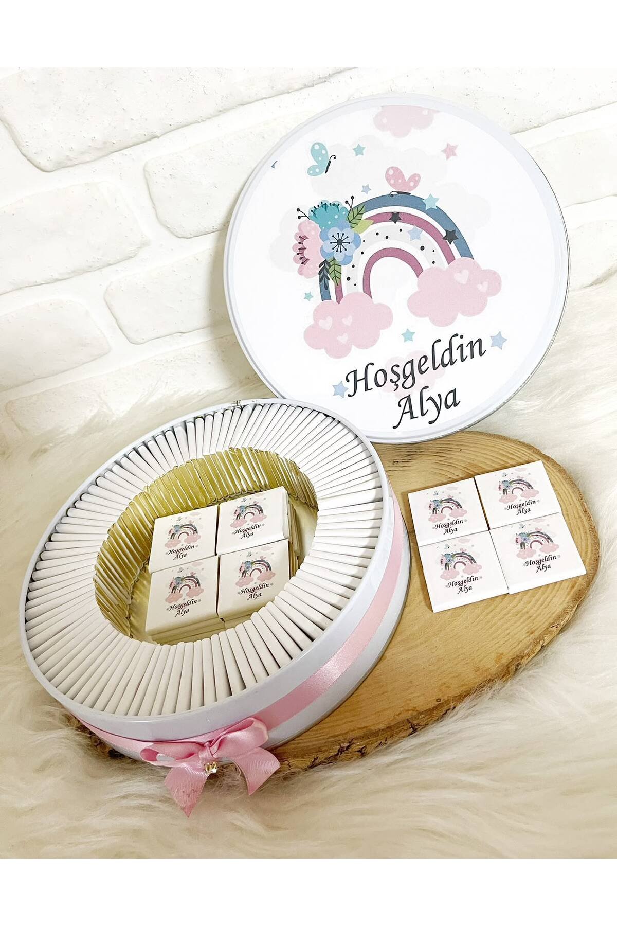 100 Adet Pembe Çiçekli Gökkuşağı Temalı İsme Özel Hoşgeldin Kız Bebek Hediyelik Çikolata