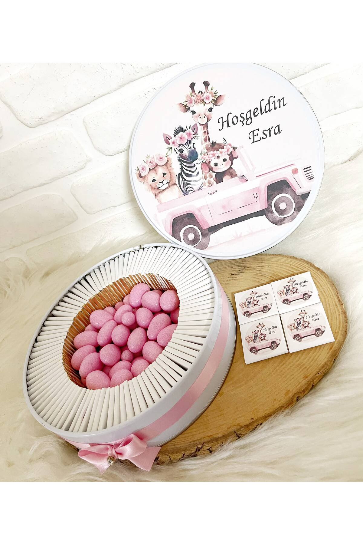 100 Adet +200 Gr Drajeli Pembe Arabalı Safari Temalı İsme Özel Hoşgeldin Kız Bebek Hediyelik Çikolata