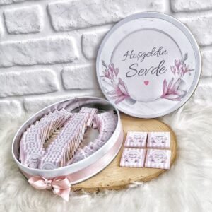 80 Adet Pudra Çiçek Çerçeveli İsme Özel Hoşgeldin-Mevlüt Kız Bebek Hediyelik Çikolata
