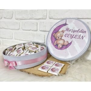 100 Adet Ayda Uyuyan Pembe Ayıcık Temalı İsme Hoşgeldin Kız Bebek Hediyelik Çikolata