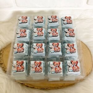 50 Adet (yaklaşık 1 Kg) Mavi Oturan Ayıcık Temalı Ahşap Figürlü Erkek Bebek Hoşgeldin-Doğumgünü Hediyelik Kalın Madlen Çikolata