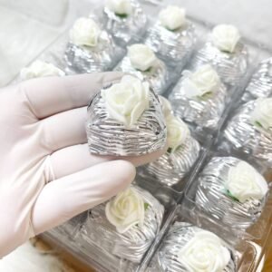50 Adet (yaklaşık 1 Kg) Gül Dekorlu Hediyelik Gümüş Papatya Model Çikolata