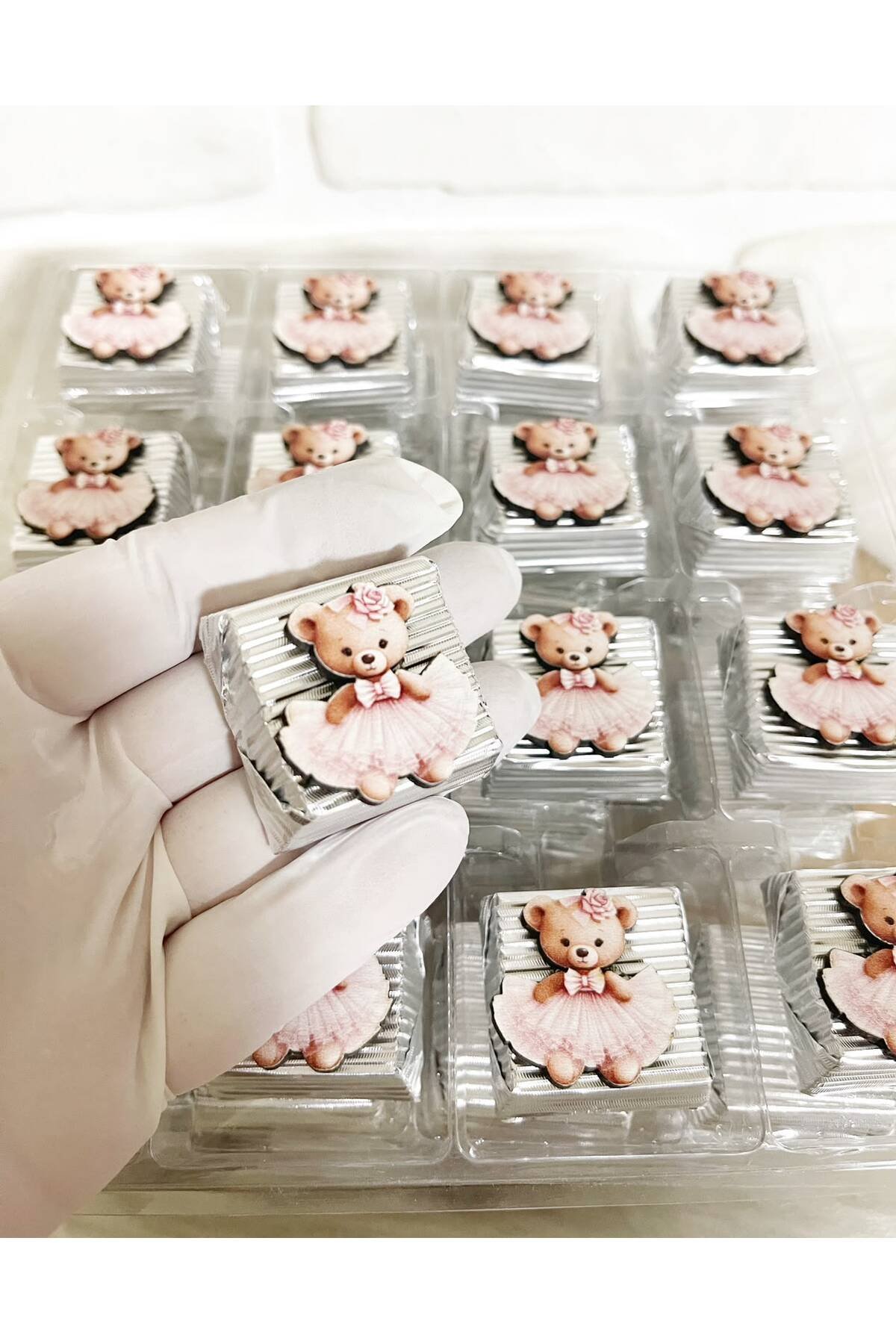 50 Adet (yaklaşık 1 Kg) gümüş Tütülü Ayıcık Temalı Ahşap Figürlü Kız Bebek Hoşgeldin-Doğumgünü Hediyelik Kalın Madlen Çikolata