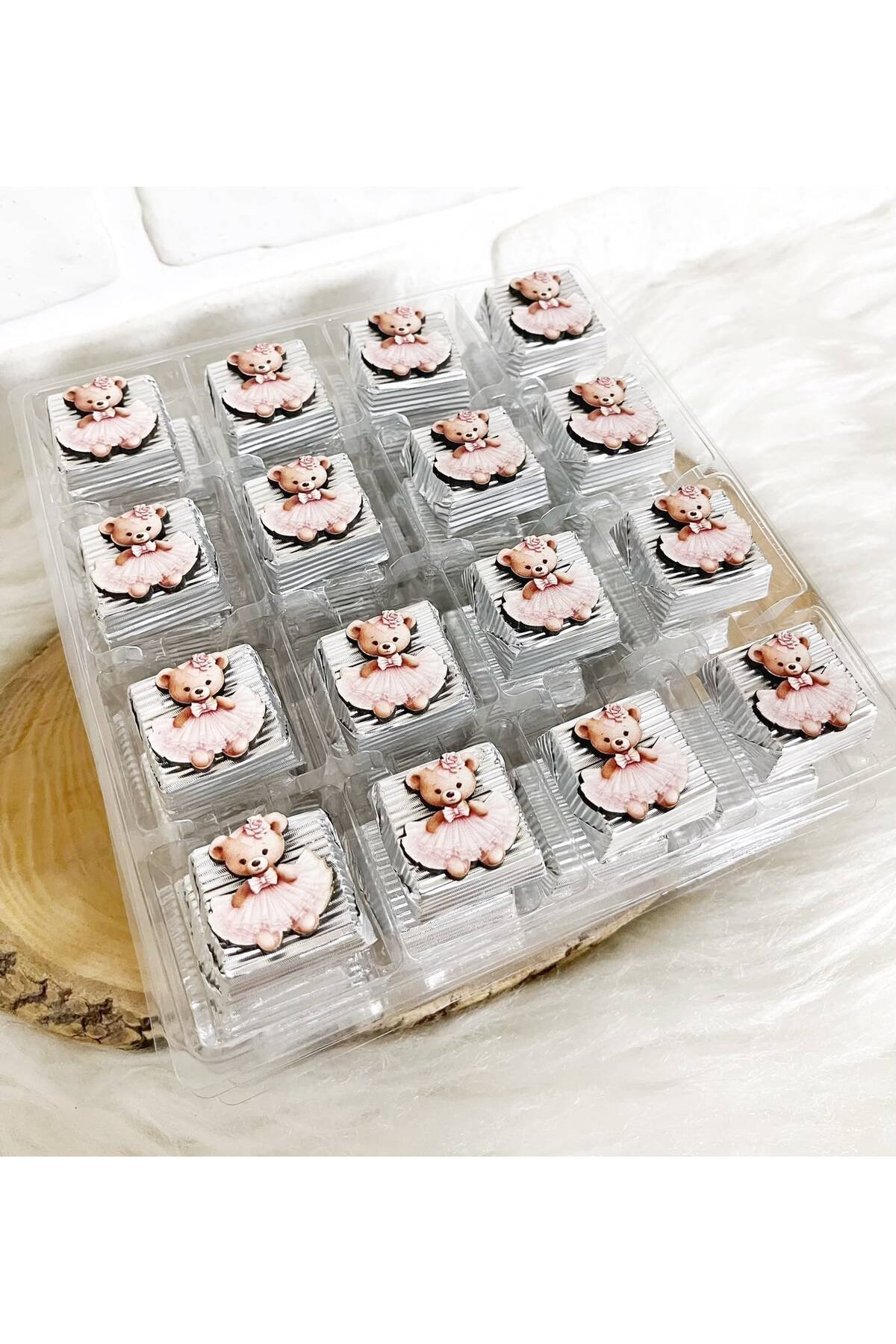 50 Adet (yaklaşık 1 Kg) gümüş Tütülü Ayıcık Temalı Ahşap Figürlü Kız Bebek Hoşgeldin-Doğumgünü Hediyelik Kalın Madlen Çikolata - Görsel 2