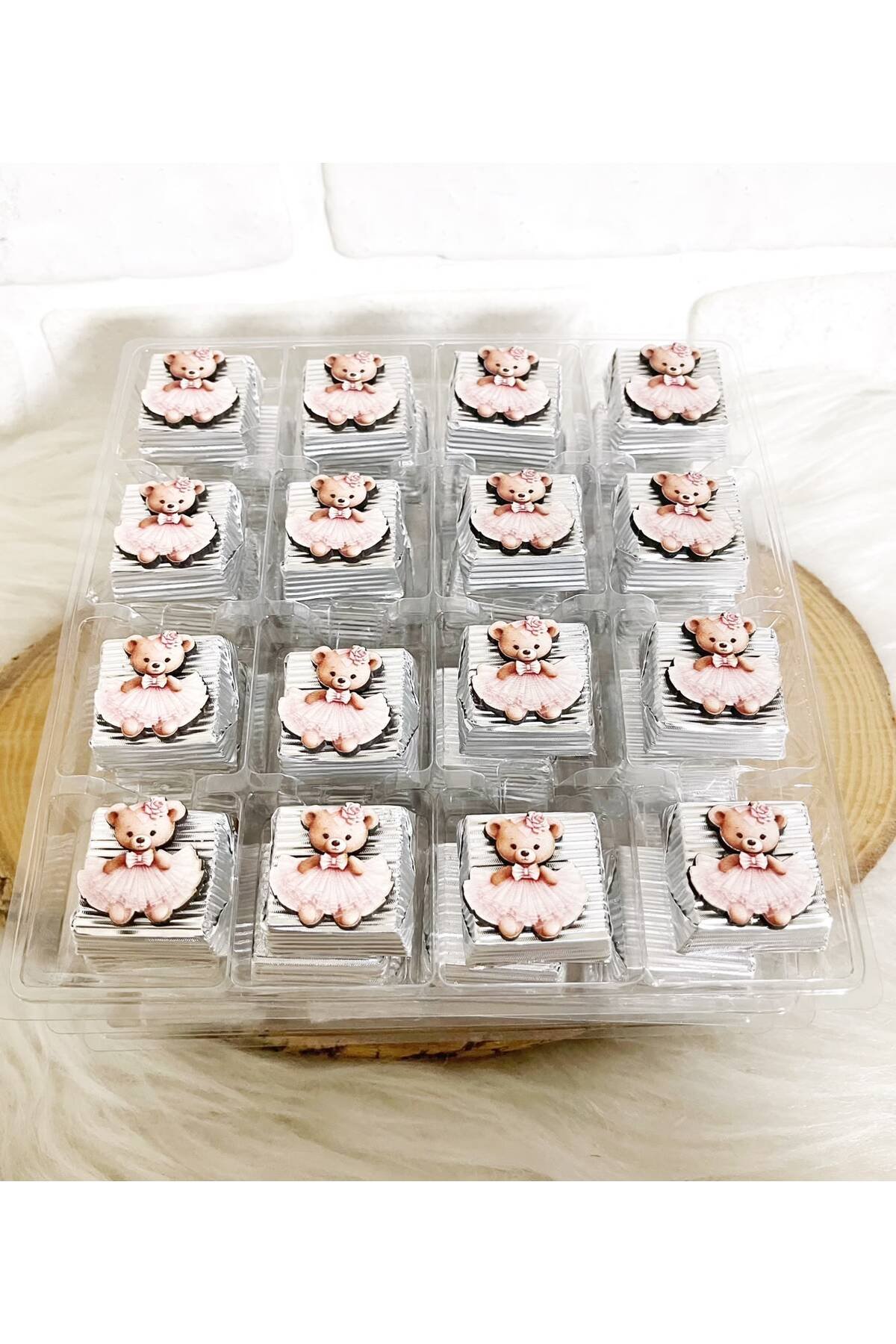 50 Adet (yaklaşık 1 Kg) gümüş Tütülü Ayıcık Temalı Ahşap Figürlü Kız Bebek Hoşgeldin-Doğumgünü Hediyelik Kalın Madlen Çikolata - Görsel 3
