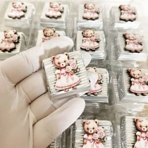 50 Adet (yaklaşık 1 Kg) Pembe Ayıcık Temalı Ahşap Figürlü Kız Bebek Hoşgeldin-Doğumgünü Hediyelik Gümüş Kalın Madlen Çikolata