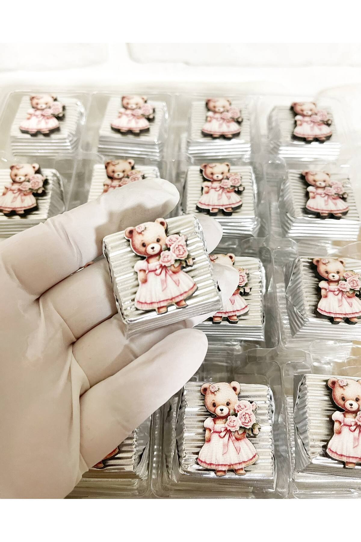 50 Adet (yaklaşık 1 Kg) Pembe Ayıcık Temalı Ahşap Figürlü Kız Bebek Hoşgeldin-Doğumgünü Hediyelik Gümüş Kalın Madlen Çikolata