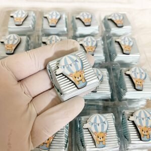 50 Adet (yaklaşık 1 Kg) Uçan Balonlu Ayıcık Temalı Ahşap Figürlü Erkek Bebek Hoşgeldin-Doğumgünü Hediyelik Kalın Madlen Çikolata