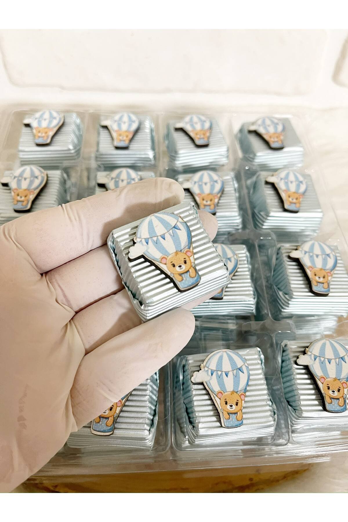 50 Adet (yaklaşık 1 Kg) Uçan Balonlu Ayıcık Temalı Ahşap Figürlü Erkek Bebek Hoşgeldin-Doğumgünü Hediyelik Kalın Madlen Çikolata
