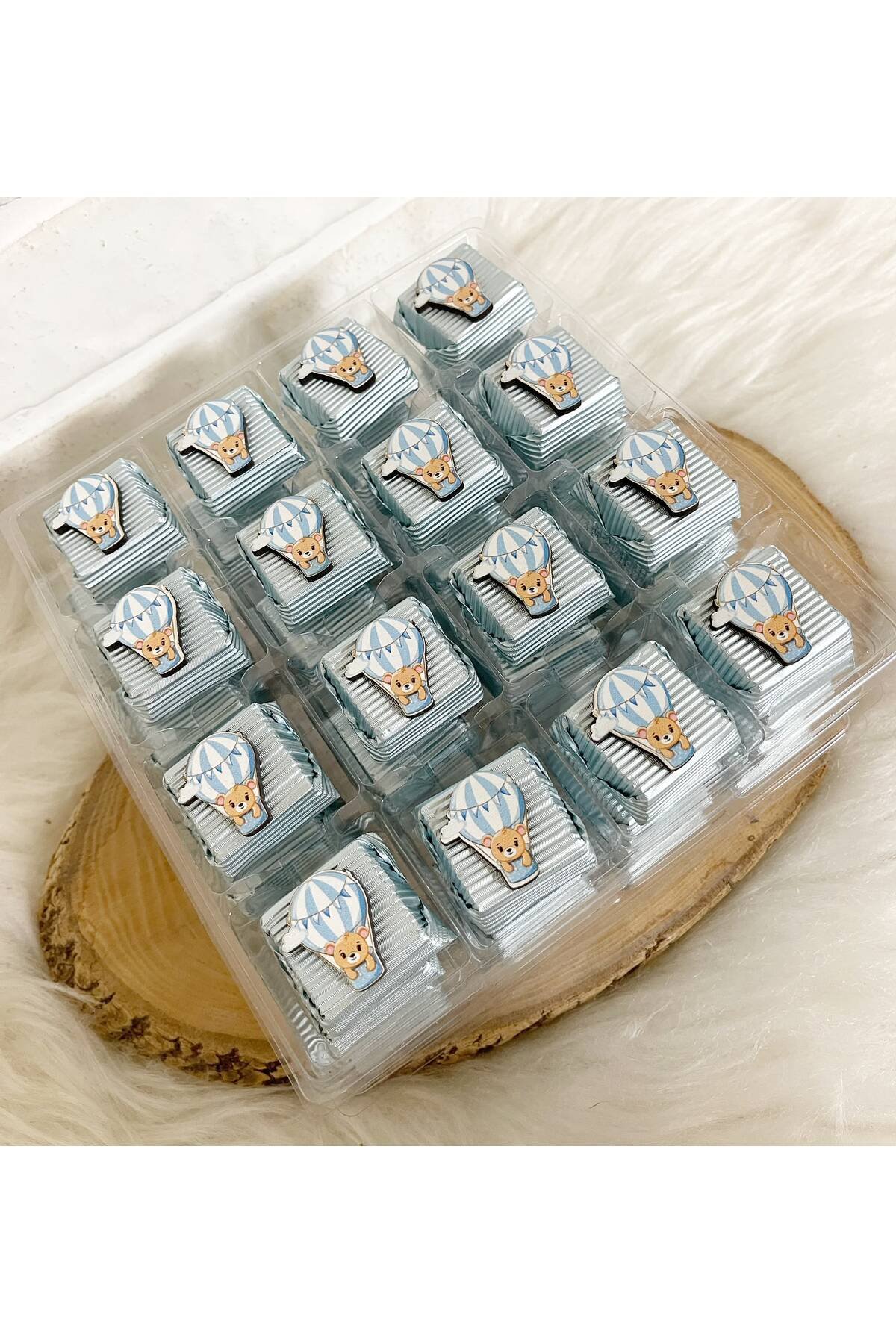 50 Adet (yaklaşık 1 Kg) Uçan Balonlu Ayıcık Temalı Ahşap Figürlü Erkek Bebek Hoşgeldin-Doğumgünü Hediyelik Kalın Madlen Çikolata - Görsel 2