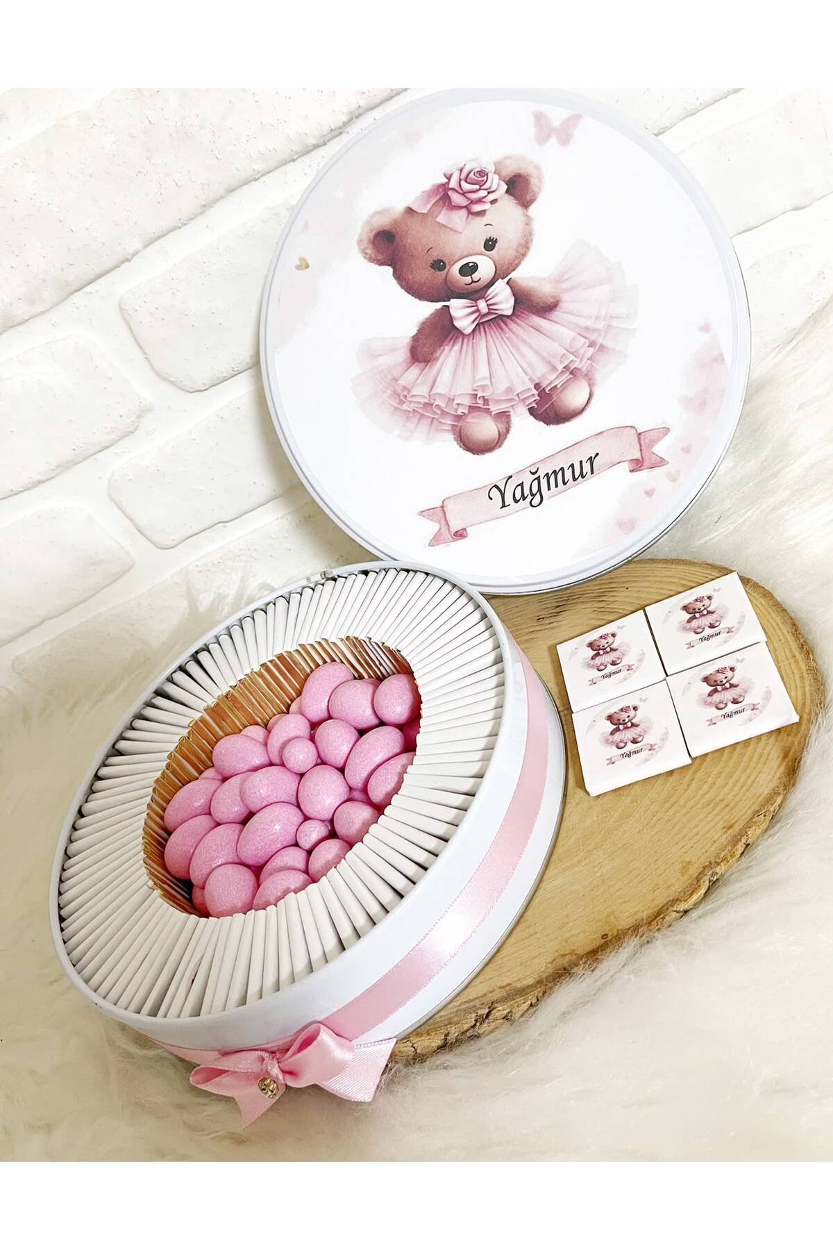 200 Adet+200 Gr Drajeli Pembe Tütülü Ayıcık Temalı İsme Özel Hoşgeldin Kız Bebek Hediyelik Çikolata