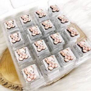 50 Adet (yaklaşık 1 Kg) Pembe Sevimli Ayıcık Temalı Ahşap Figürlü Kız Bebek Hoşgeldin-Doğumgünü Hediyelik Gümüş Kalın Madlen Çikolata