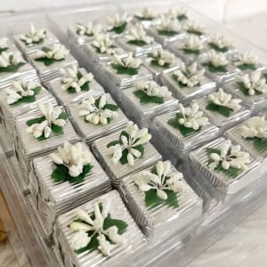 50 Adet (yaklaşık 1 Kg) Gümüş Çiçek Temalı Hediyelik Gümüş Kalın Madlen Çikolata