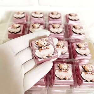 50 Adet (yaklaşık 1 Kg) Pembe Tütülü Ayıcık Temalı Ahşap Figürlü Kız Bebek Hoşgeldin-Doğumgünü Hediyelik Kalın Madlen Çikolata