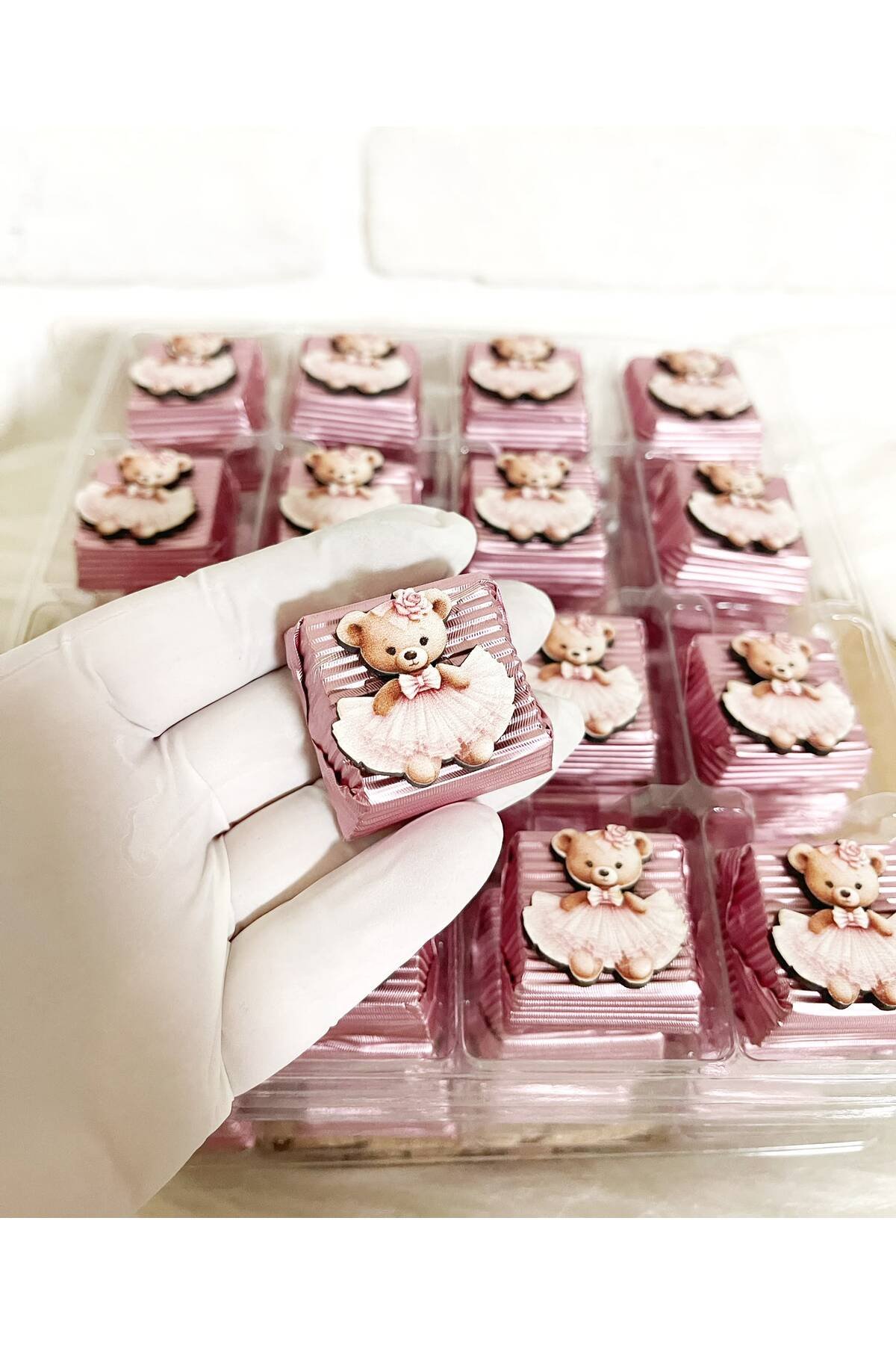 50 Adet (yaklaşık 1 Kg) Pembe Tütülü Ayıcık Temalı Ahşap Figürlü Kız Bebek Hoşgeldin-Doğumgünü Hediyelik Kalın Madlen Çikolata