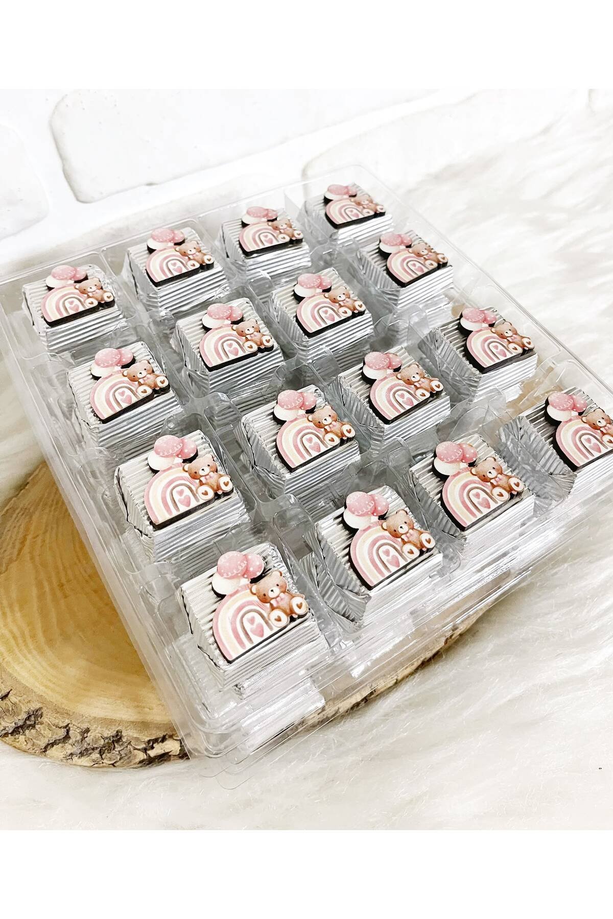 50 Adet (yaklaşık 1 Kg) Gökkuşağında Balonlu Ayıcık Temalı Ahşap Figürlü Kız Bebek Hoşgeldin-Doğumgünü Hediyelik Kalın Madlen Çikolata - Görsel 2