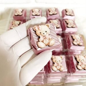 50 Adet (yaklaşık 1 Kg) Pembe Sevimli Ayıcık Temalı Ahşap Figürlü Kız Bebek Hoşgeldin-Doğumgünü Hediyelik Kalın Madlen Çikolata