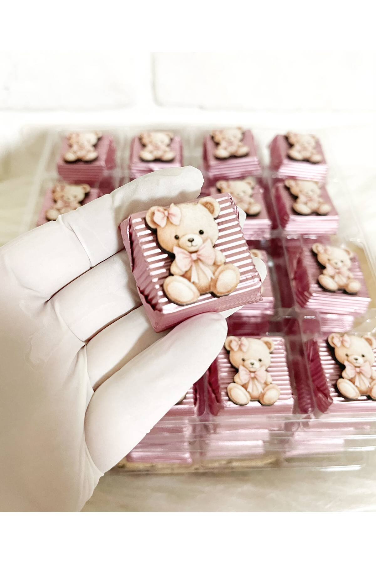 50 Adet (yaklaşık 1 Kg) Pembe Sevimli Ayıcık Temalı Ahşap Figürlü Kız Bebek Hoşgeldin-Doğumgünü Hediyelik Kalın Madlen Çikolata
