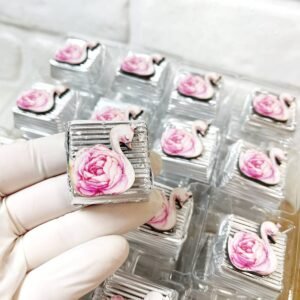 50 Adet (yaklaşık 1 Kg) Kuğu Temalı Ahşap Figürlü Kız Bebek Hoşgeldin-Doğumgünü Hediyelik Kalın Madlen Çikolata