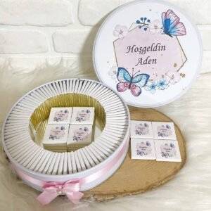 100 Adet Pembe Kelebek Çerçeveli İsme Özel Hoşgeldin Kız Bebek Hediyelik Çikolata