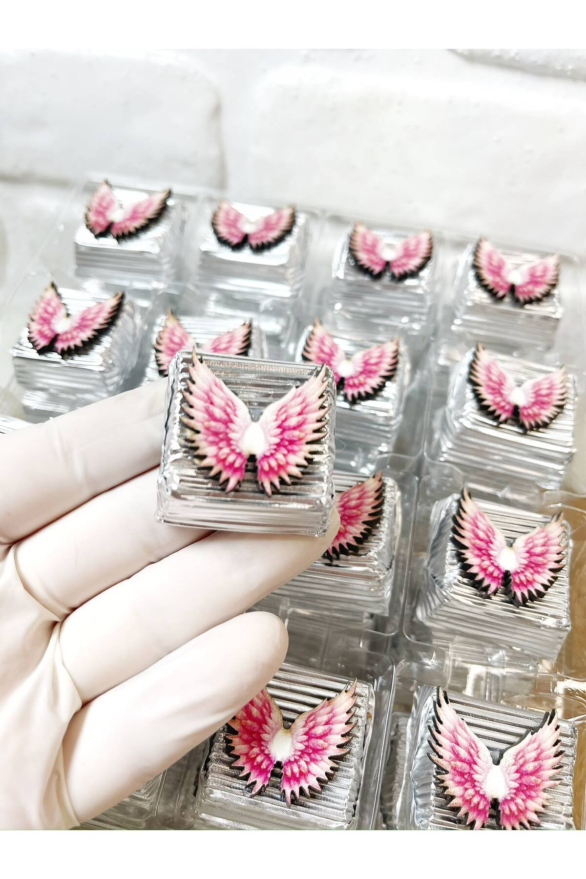 50 Adet (yaklaşık 1 Kg) Melek Kanadı Temalı Ahşap Figürlü Kız Bebek Hoşgeldin-Doğumgünü Hediyelik Kalın Madlen Çikolata