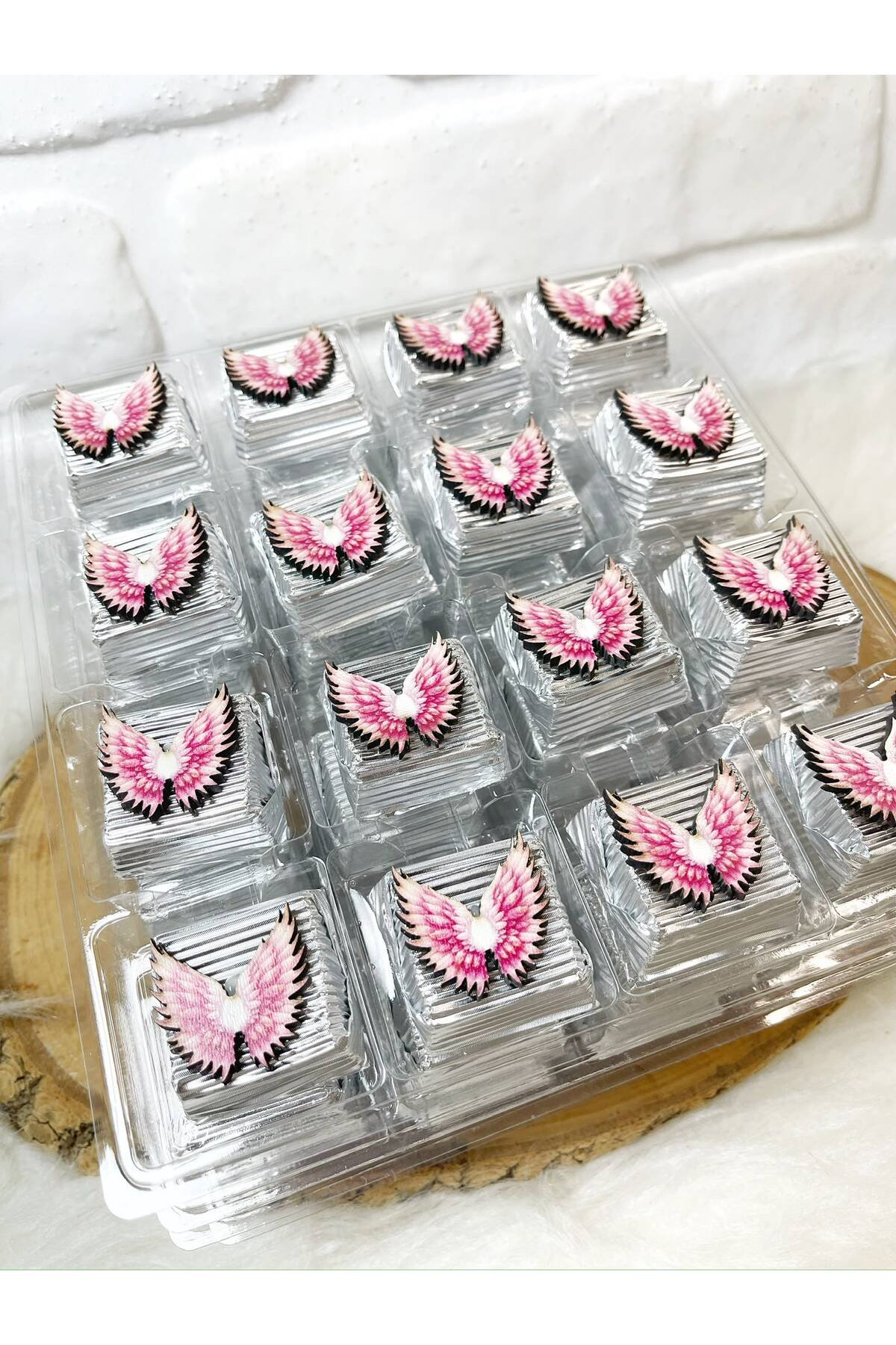50 Adet (yaklaşık 1 Kg) Melek Kanadı Temalı Ahşap Figürlü Kız Bebek Hoşgeldin-Doğumgünü Hediyelik Kalın Madlen Çikolata - Görsel 2