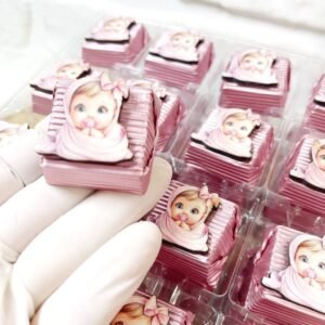 50 Adet (yaklaşık 1 Kg) Kız Bebek Temalı Ahşap Figürlü Kız Bebek Hoşgeldin-Doğumgünü Hediyelik Kalın Madlen Çikolata