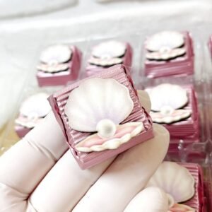50 Adet (yaklaşık 1 Kg) İnci Temalı Ahşap Figürlü Kız Bebek Hoşgeldin-Doğumgünü Hediyelik Kalın Madlen Çikolata