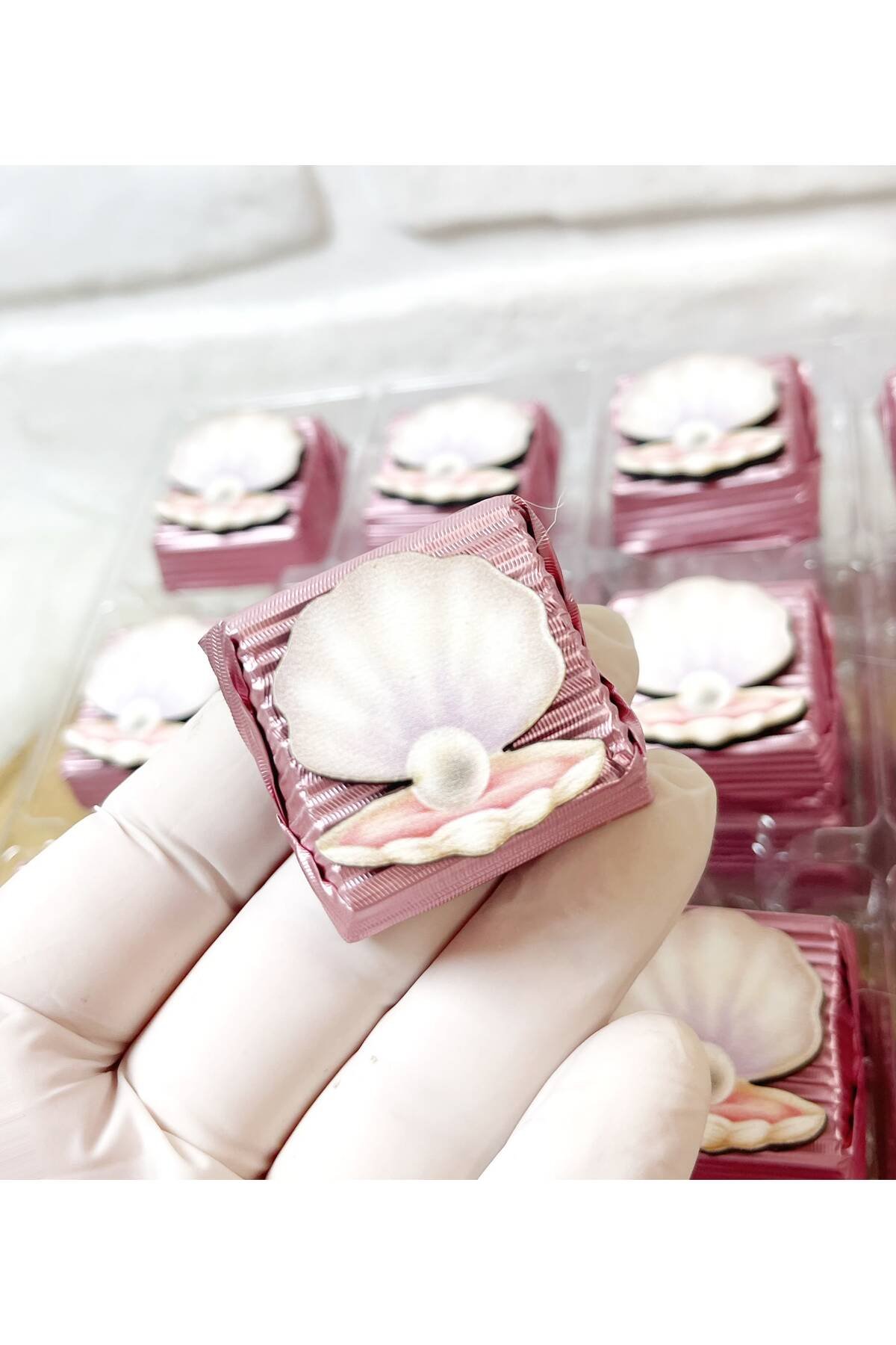 50 Adet (yaklaşık 1 Kg) İnci Temalı Ahşap Figürlü Kız Bebek Hoşgeldin-Doğumgünü Hediyelik Kalın Madlen Çikolata