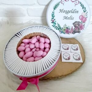 100 Adet+200 Gr Drajeli Pembe Ayıcık Çerçeveli İsme Özel Hoşgeldin Kız Bebek Hediyelik Çikolata