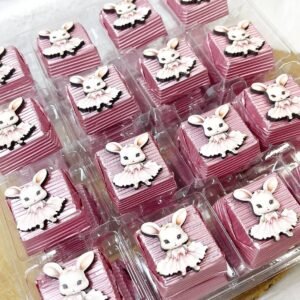 50 Adet (yaklaşık 1 Kg) Sevimli Tavşan Temalı Ahşap Figürlü Kız Bebek Hoşgeldin-Doğumgünü Hediyelik Kalın Madlen Çikolata