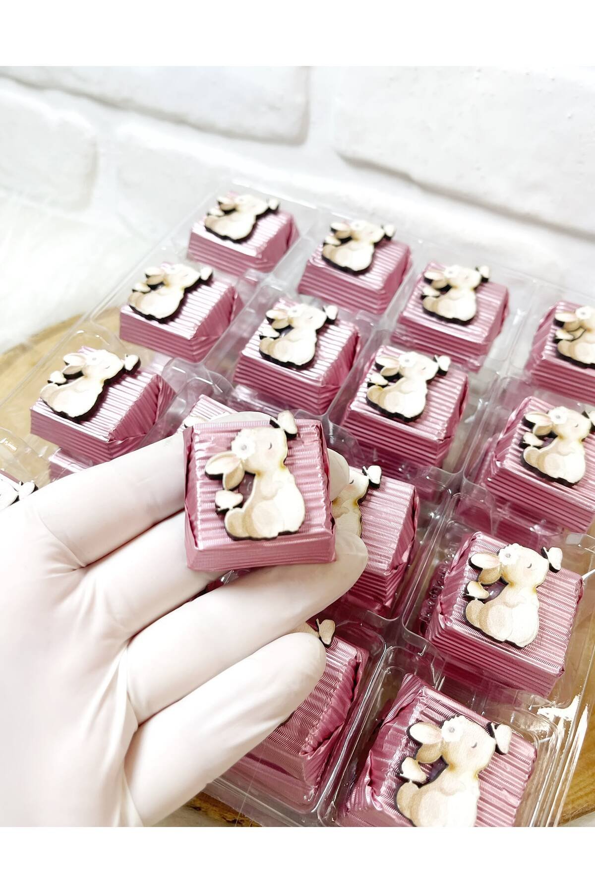 50 Adet (yaklaşık 1 Kg) Kelebekli Tavşan Temalı Ahşap Figürlü Kız Bebek Hoşgeldin-Doğumgünü Hediyelik Kalın Madlen Çikolata