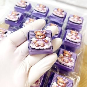 50 Adet (yaklaşık 1 Kg) Lila Ayıcık Ahşap Figürlü Kız Bebek Hoşgeldin-Doğumgünü Hediyelik Kalın Madlen Çikolata