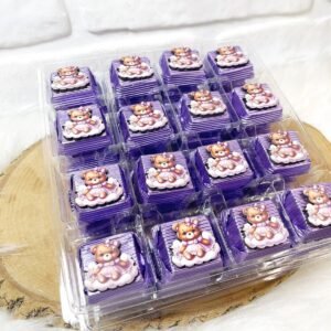 50 Adet (yaklaşık 1 Kg) Lila Ayıcık Ahşap Figürlü Kız Bebek Hoşgeldin-Doğumgünü Hediyelik Kalın Madlen Çikolata