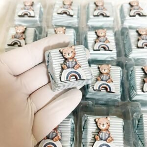 50 Adet (yaklaşık 1 Kg) Gökkuşağında Oturan Ayıcık Ahşap Figürlü Erkek Bebek Hoşgeldin-Doğumgünü Hediyelik Kalın Madlen Çikolata