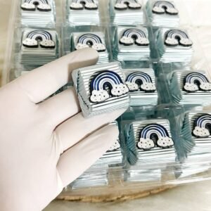 50 Adet (yaklaşık 1 Kg) Mavi Gökkuşağı Ahşap Figürlü Erkek Bebek Hoşgeldin-Doğumgünü Hediyelik Kalın Madlen Çikolata
