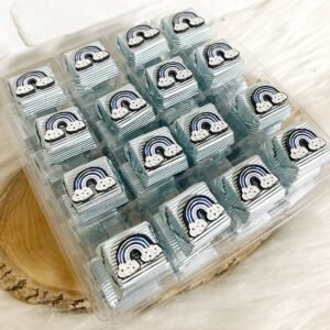 50 Adet (yaklaşık 1 Kg) Mavi Gökkuşağı Ahşap Figürlü Erkek Bebek Hoşgeldin-Doğumgünü Hediyelik Kalın Madlen Çikolata