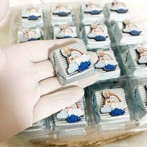50 Adet (yaklaşık 1 Kg) Gökkuşaklı Ahşap Figürlü Erkek Bebek Hoşgeldin-Doğumgünü Hediyelik Kalın Madlen Çikolata