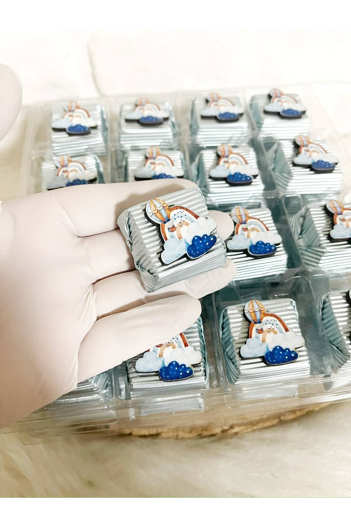 50 Adet (yaklaşık 1 Kg) Gökkuşaklı Ahşap Figürlü Erkek Bebek Hoşgeldin-Doğumgünü Hediyelik Kalın Madlen Çikolata