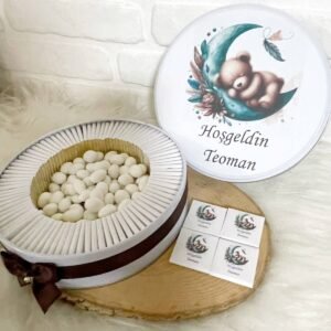 100 Adet+200 Gr Drajeli Yeşil Ayda Uyuyan Ayıcık Temalı İsme Özel Hoşgeldin Erkek Bebek Hediyelik Çikolata