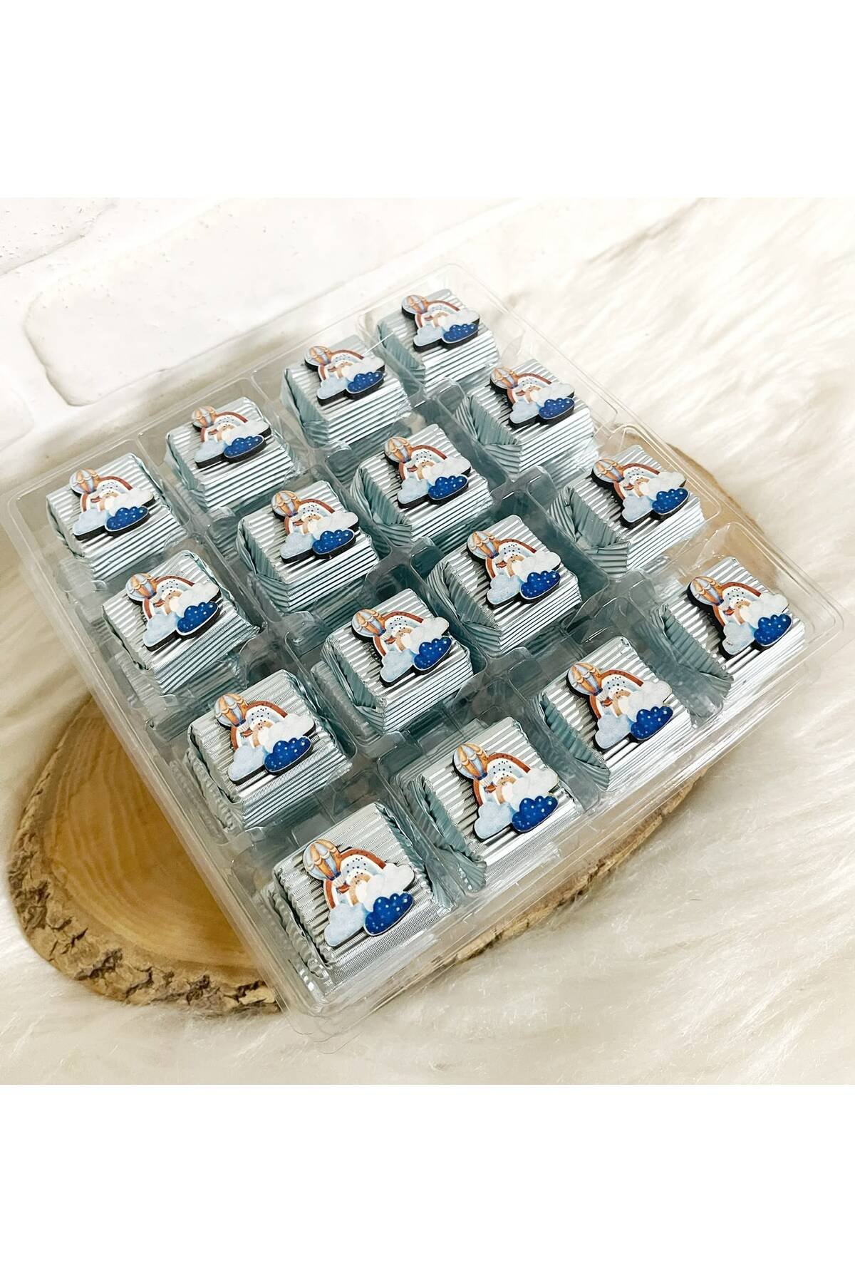 50 Adet (yaklaşık 1 Kg) Gökkuşaklı Ahşap Figürlü Erkek Bebek Hoşgeldin-Doğumgünü Hediyelik Kalın Madlen Çikolata - Görsel 2