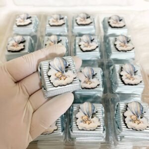 50 Adet (yaklaşık 1 Kg) Bulutta Uçan Balonlu Ayıcık Ahşap Figürlü Erkek Bebek Hoşgeldin-Doğumgünü Hediyelik Kalın Madlen Çikolata