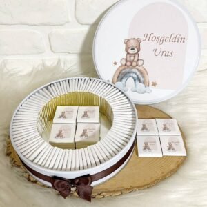 150 Adet Gökkuşağında Oturan Ayıcık Temalı İsme Özel Hoşgeldin Erkek Bebek Hediyelik Çikolata