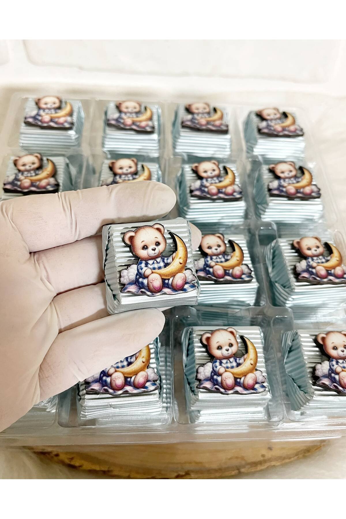 50 Adet (yaklaşık 1 Kg) Ayda Ayıcık Temalı Ahşap Figürlü Erkek Bebek Hoşgeldin-Doğumgünü Hediyelik Kalın Madlen Çikolata